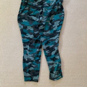 Lulu lemon cropped camo leggings sz20